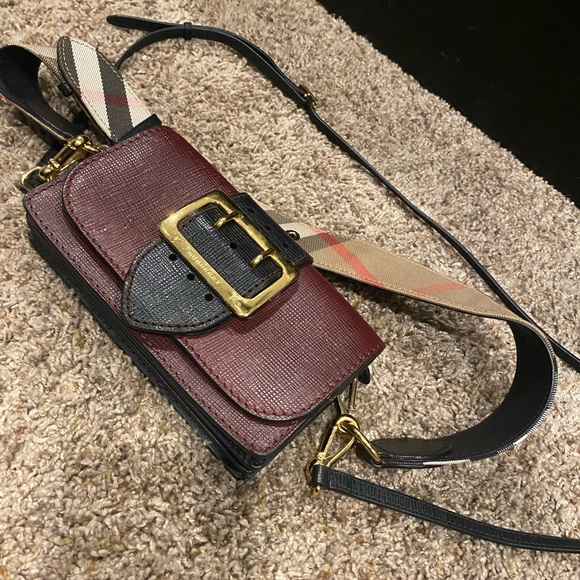 Burberry authentic crossbody purse - Picture 1 of 6